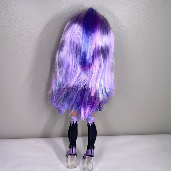 Rainbow High - 14” doll - Amethyst Rae doll - complete outfit and 2 accessories - Picture 4 of 6